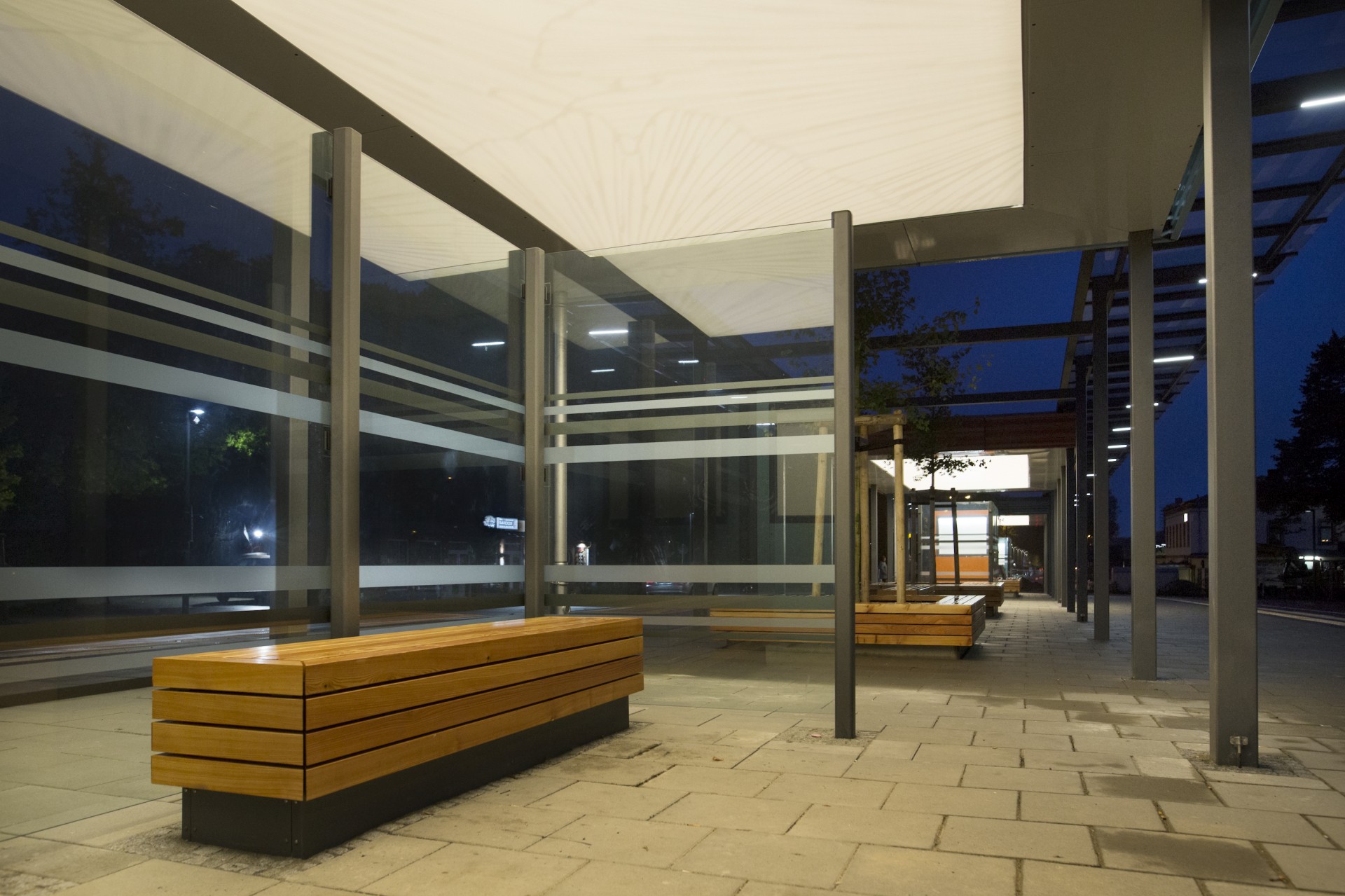 Buswartehalle Pinneberg bei Nacht