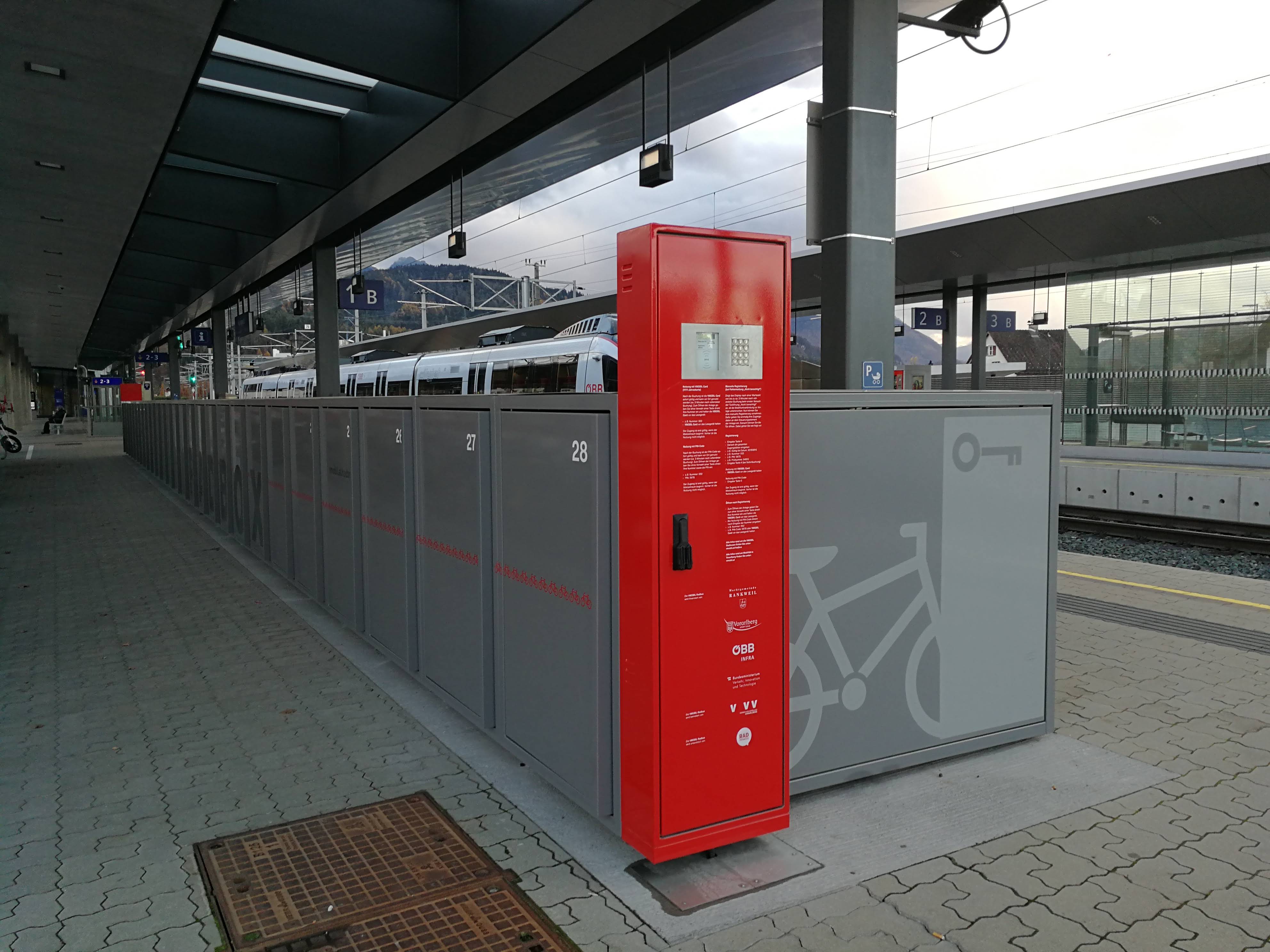 Kienzler Buchungs- und Zugangssystem für die VMOBIL Radboxen in Rankweil am Bahnhof, Ostseite; Foto: Verkehrsverbund Vorarlberg