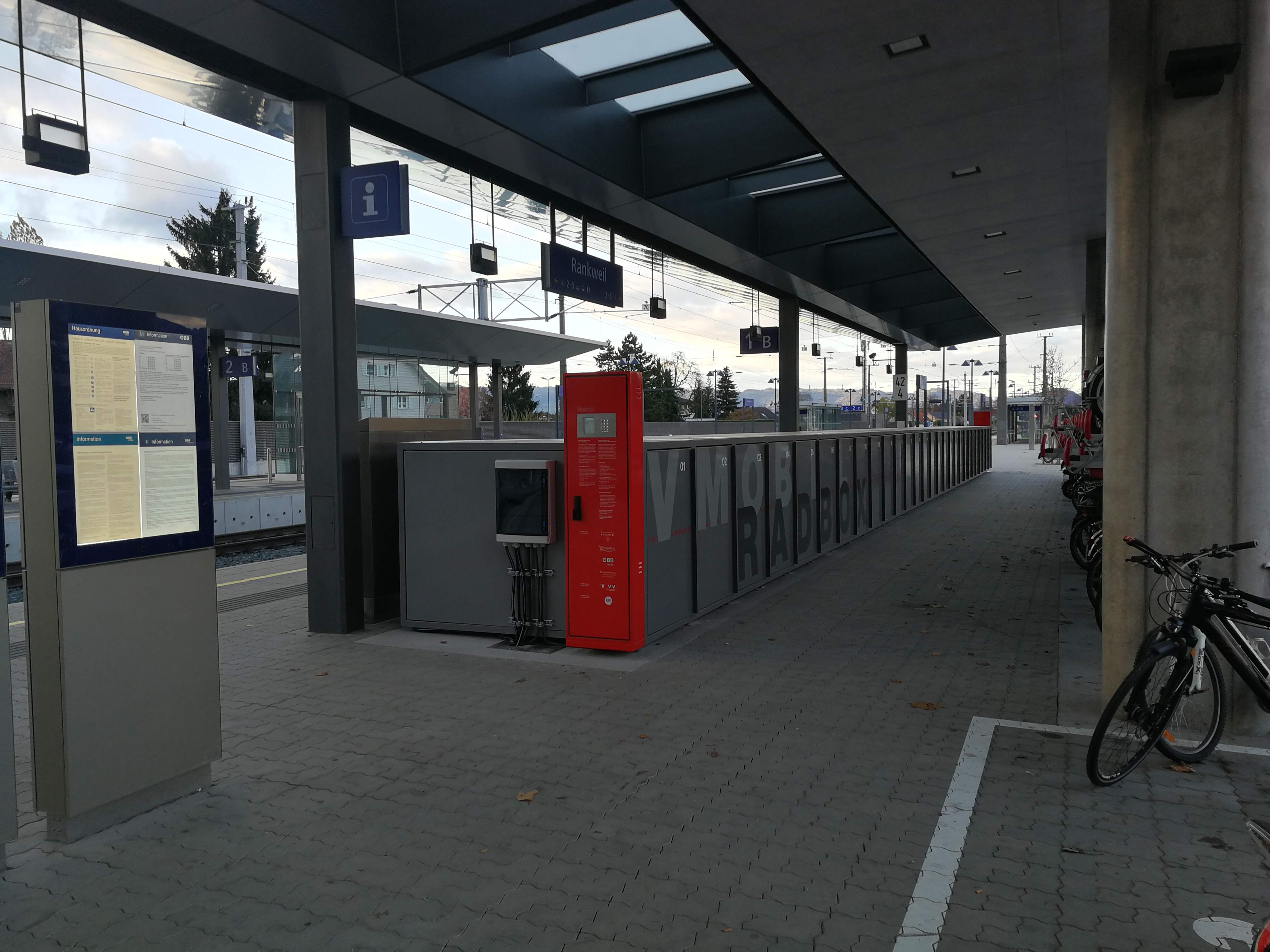 Kienzler Buchungs- und Zugangssystem für die VMOBIL Radboxen in Rankweil am Bahnhof, Ostseite; Foto: Verkehrsverbund Vorarlberg