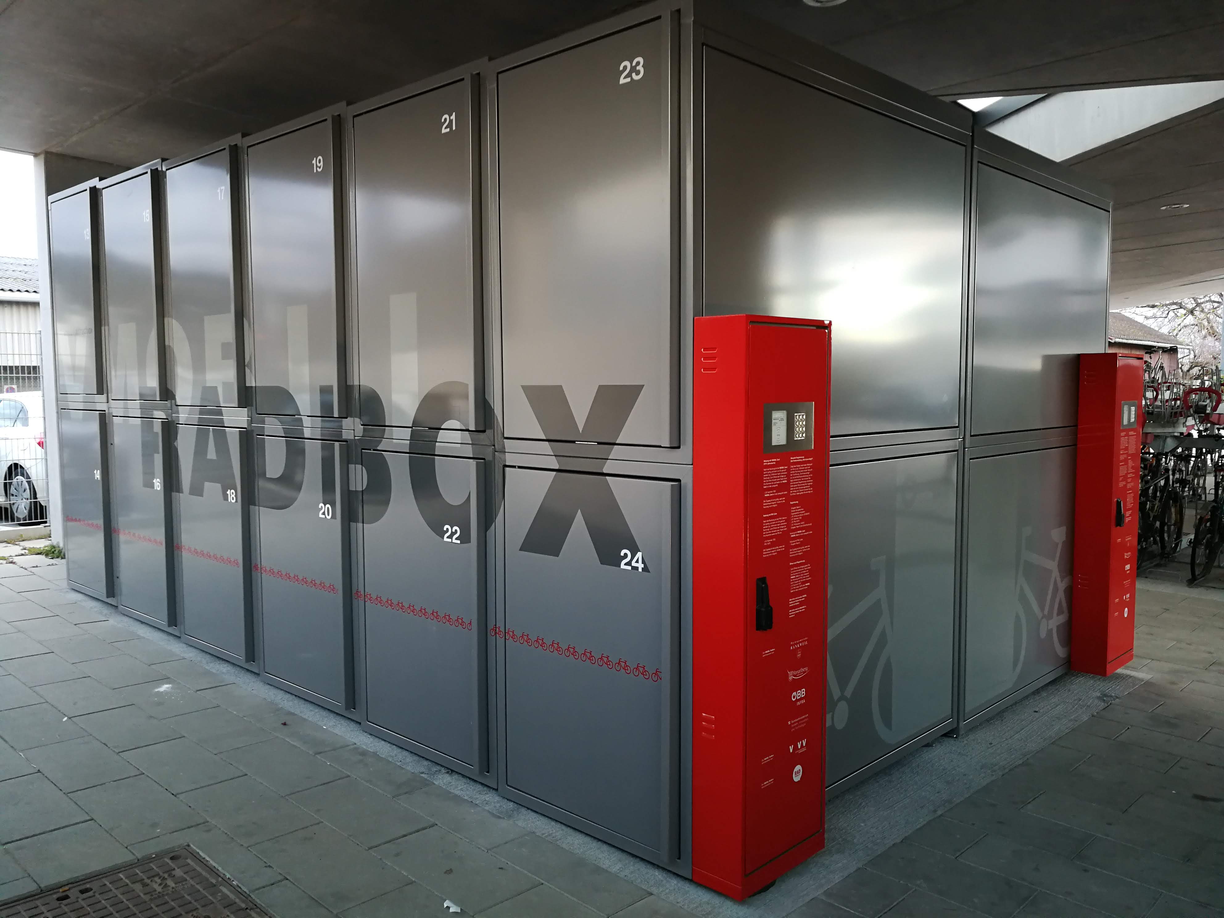 Kienzler Buchungs- und Zugangssystem für die VMOBIL Radboxen in Rankweil am Bahnhof, Westseite; Foto: Verkehrsverbund Vorarlberg